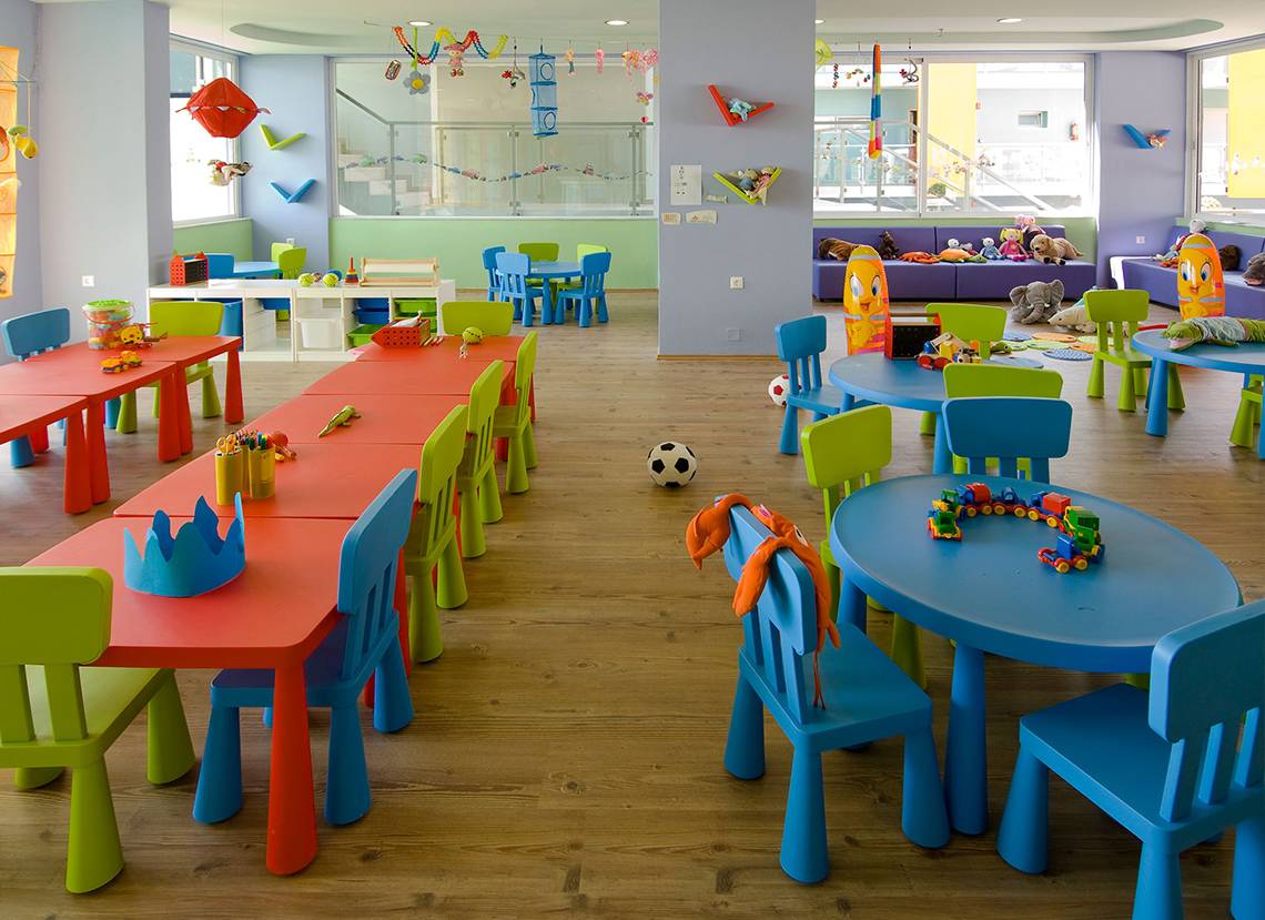 Kinderzimmer im Blue Lagoon Resort mit bunten Tischen und Stühlen, Spielzeug und Fußball.
