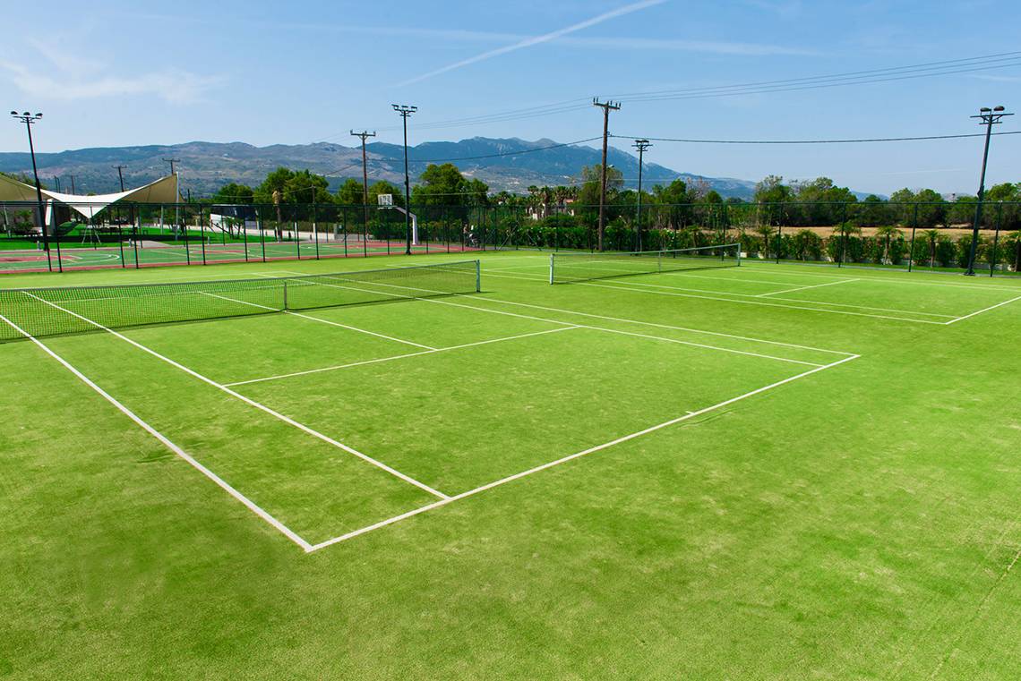 Tennisplatz im Blue Lagoon Resort mit grün kunstrasen und weißen linien.