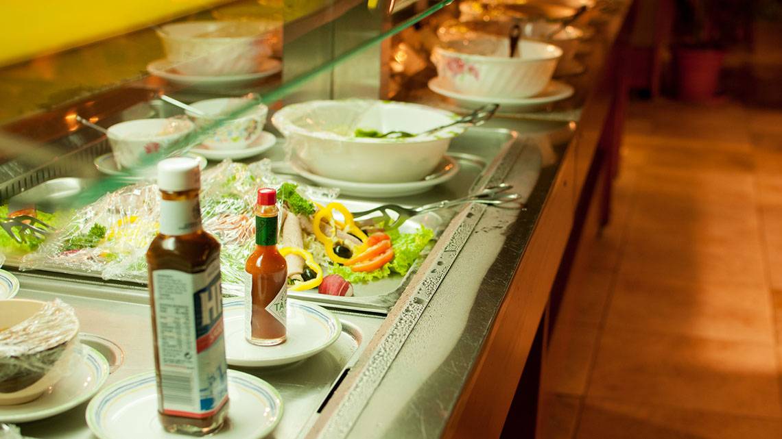 Buffet im Fihalhohi Island Resort mit verschiedenen Salaten, Saucen und Gemüse.