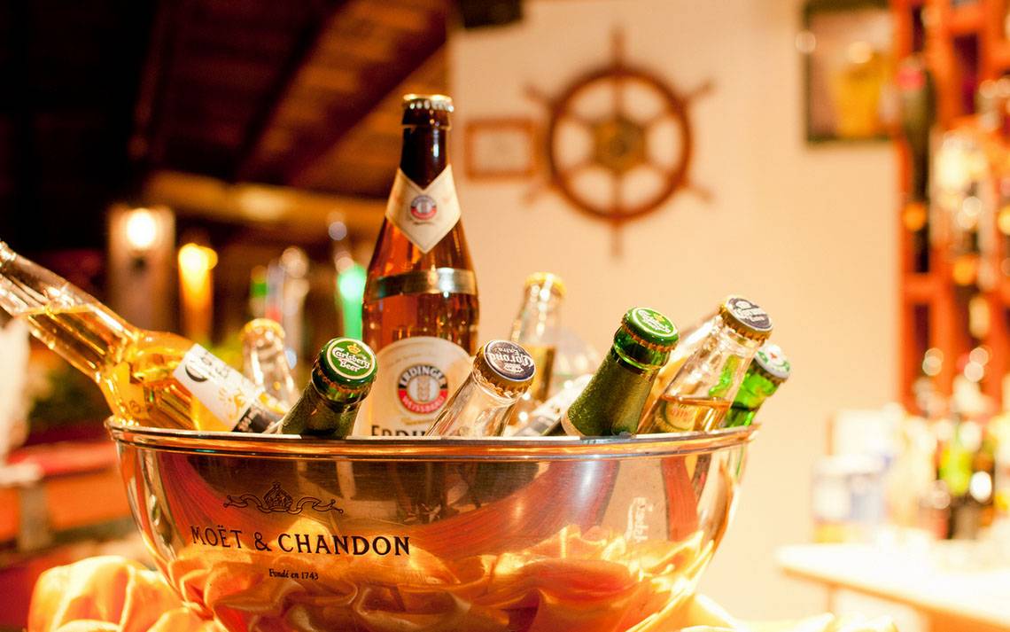 Ein Kuehlbecken mit Moet & Chandon und anderen Bierflaschen.