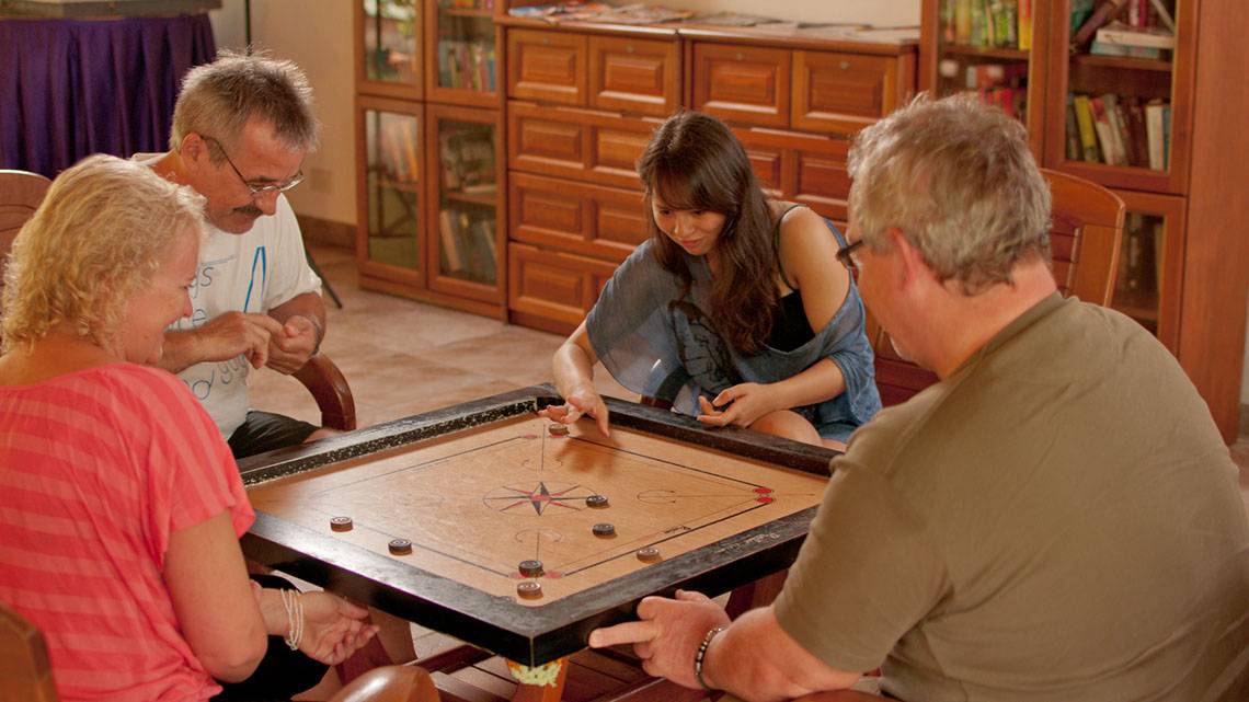 Familie spielt Carrom im Fihalhohi Island Resort
