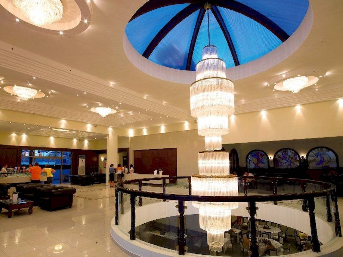 Foyer des Costa Lindia Beach Resort Hotels mit Kristallleuchte und blauer Kuppel