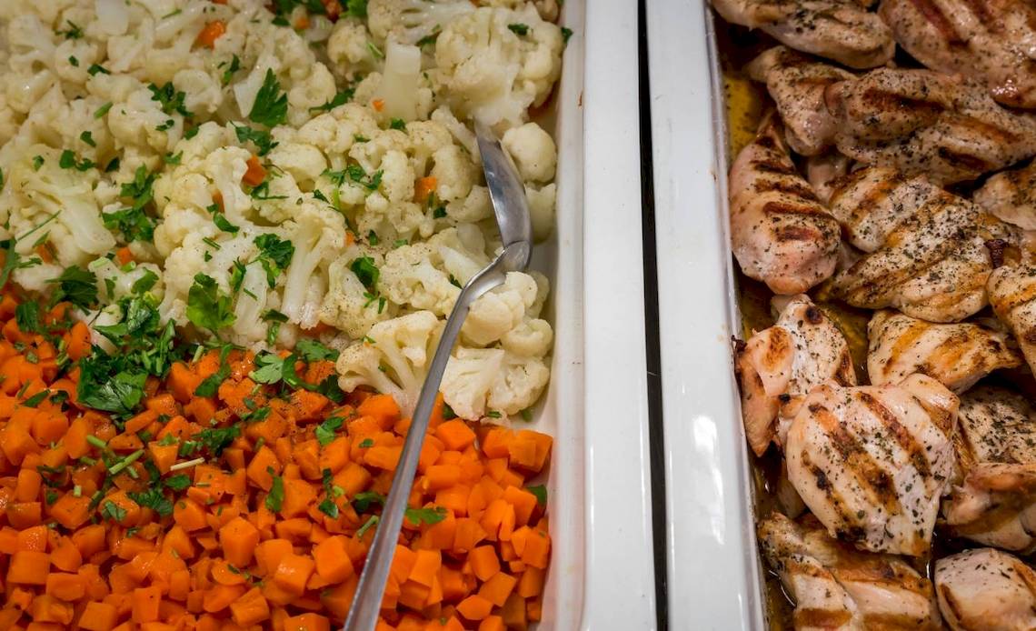 Buffet mit gegrilltem Hühnchen, gebratenen Möhren, gebratenem Blumenkohl und Salaten im Acharavi Beach Hotel.