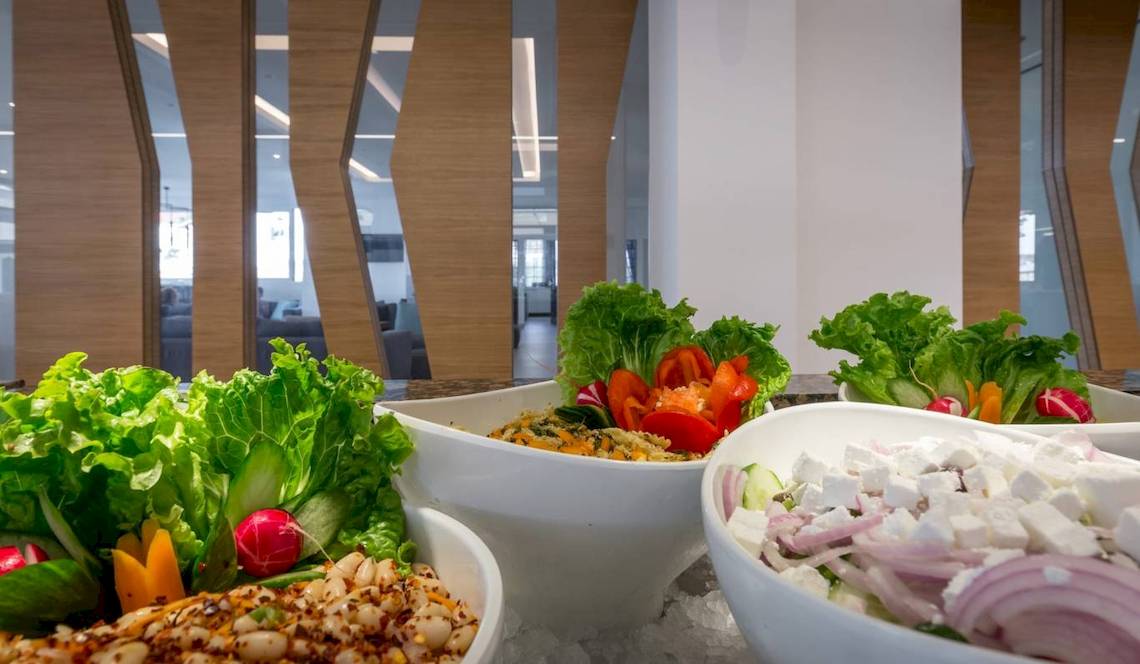 Acharavi Beach Hotel Buffet mit verschiedenen Salaten und Beilagen in weißen Schüsseln.