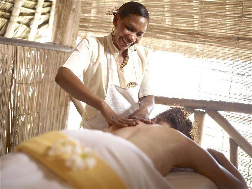 Eine masseuse in der severin sea lodge führt eine rückenmassage durch.
