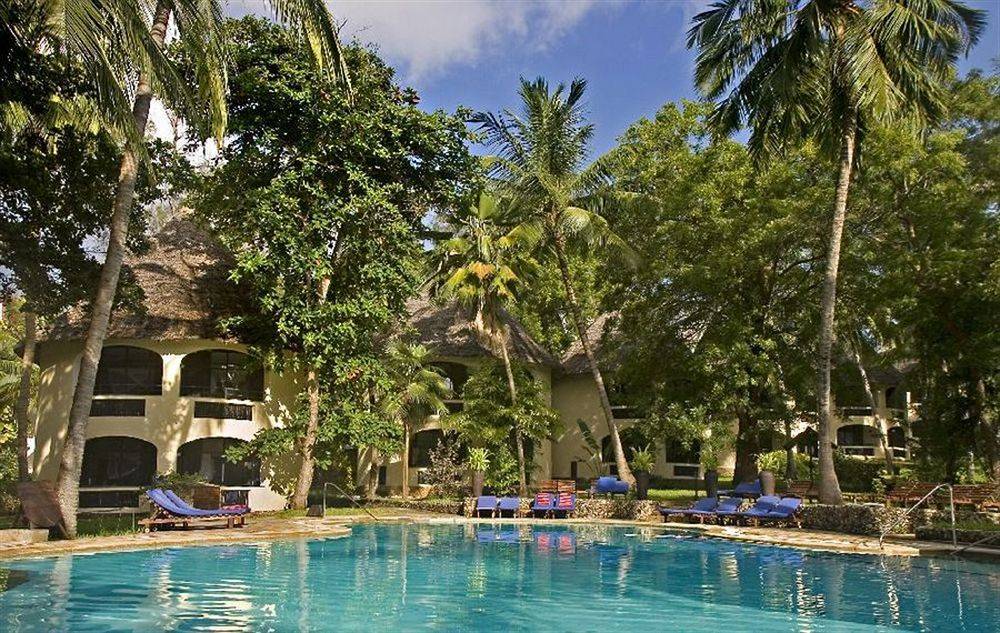 Außenbereich des Severin Sea Lodge Hotels mit Pool und Liegestühlen.