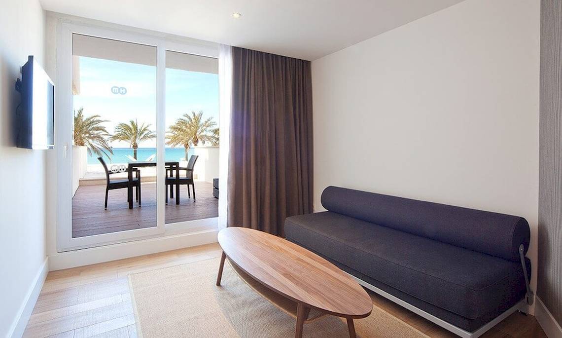 Wohnzimmer des HM Gran Fiesta Hotels mit Blick auf den Balkon und das Meer.