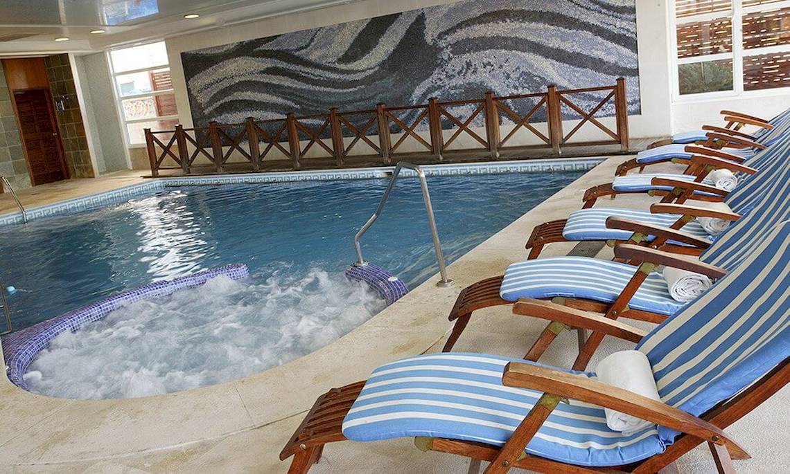 Poolbereich des HM Gran Fiesta Hotels mit Lounge-Stühlen und Whirlpool