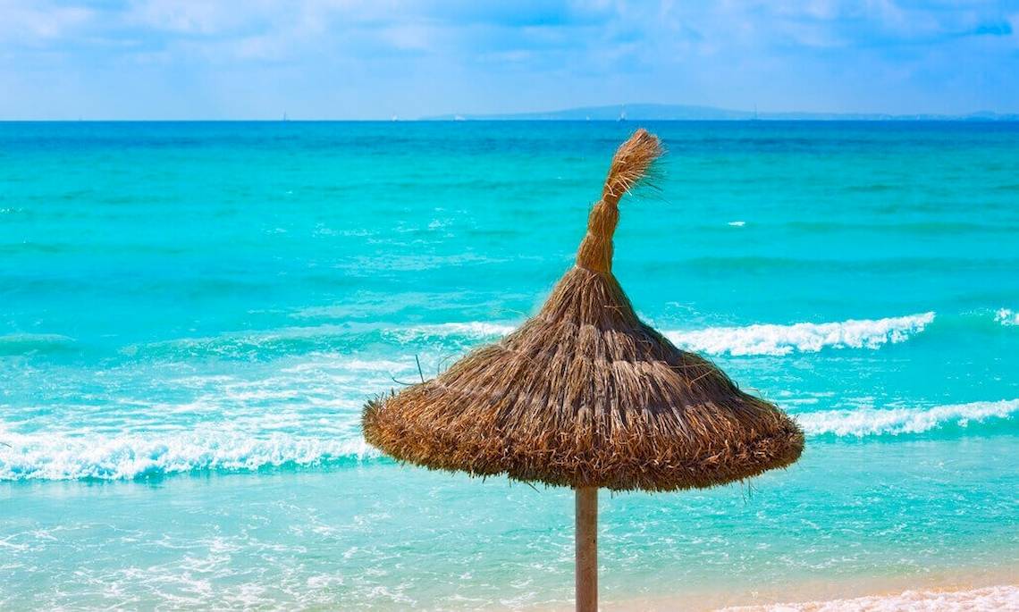 Strandschirm im blauen Meer von HM Gran Fiesta Hotel