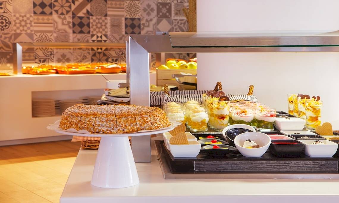 Buffet-Tisch im HM Gran Fiesta Hotel mit einer Vielzahl von Desserts und Kuchen.