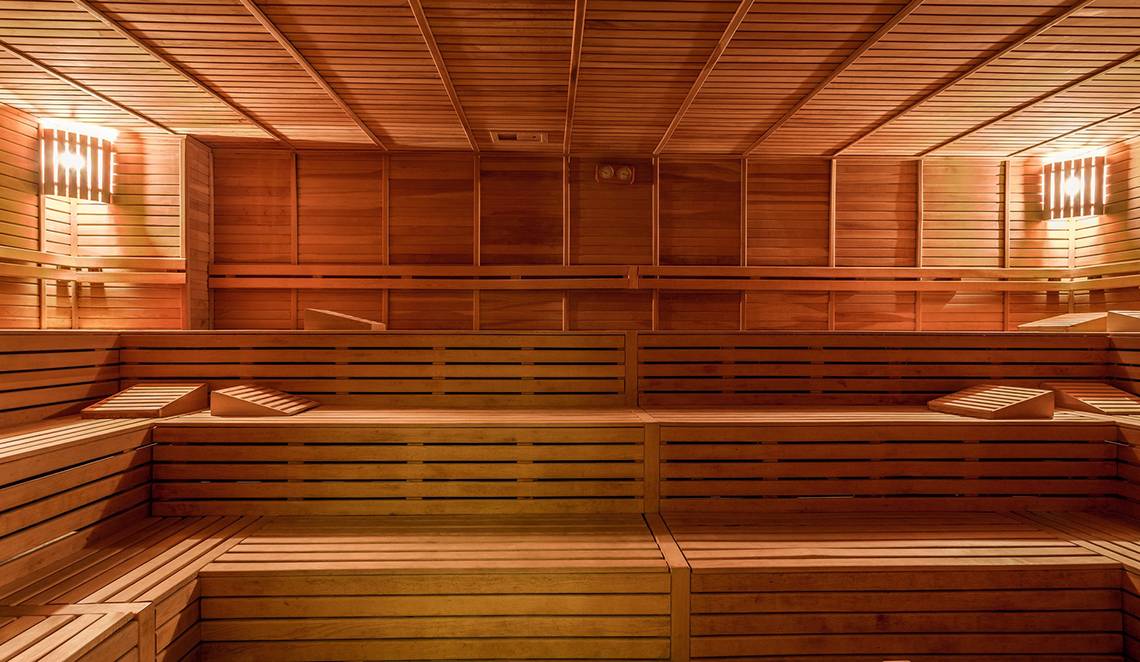 Innenansicht der Sauna in der Villa Side Residence mit Holzwänden und Bänken.
