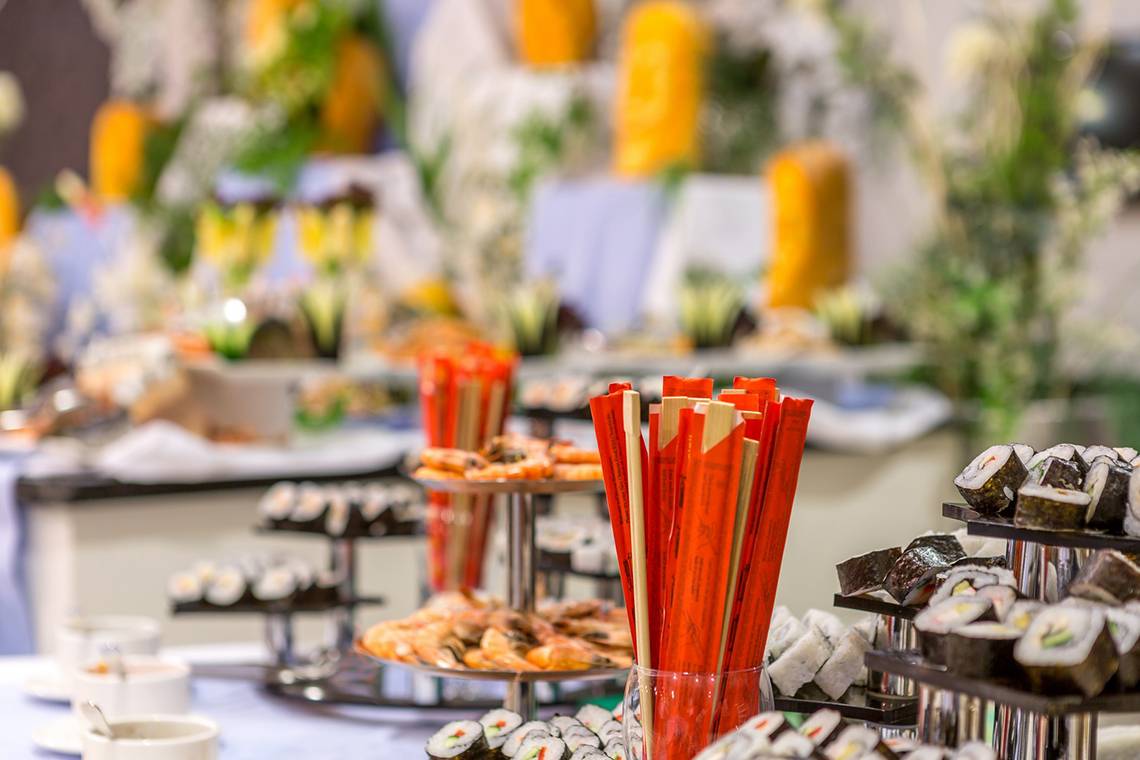 Buffet-Tisch im Hotel Villa Side Residence mit Sushi, Garnelen und weiteren Speisen.
