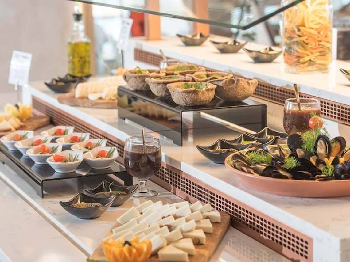 Buffet-Tisch im Cactus Mare Hotel mit verschiedenen Gerichten und Getränken.