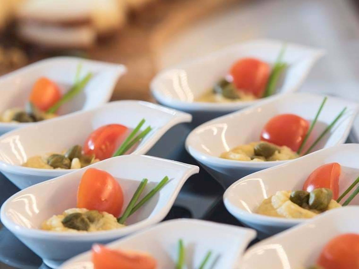 Vorspeisen im Hotel Cactus Mare, verschiedene weiße Schüsseln mit Salat.