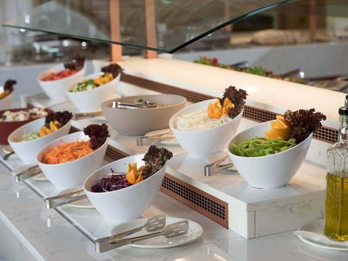 Ein Buffet im Cactus Mare Hotel mit verschiedenen Salaten und Gemüsegerichten.