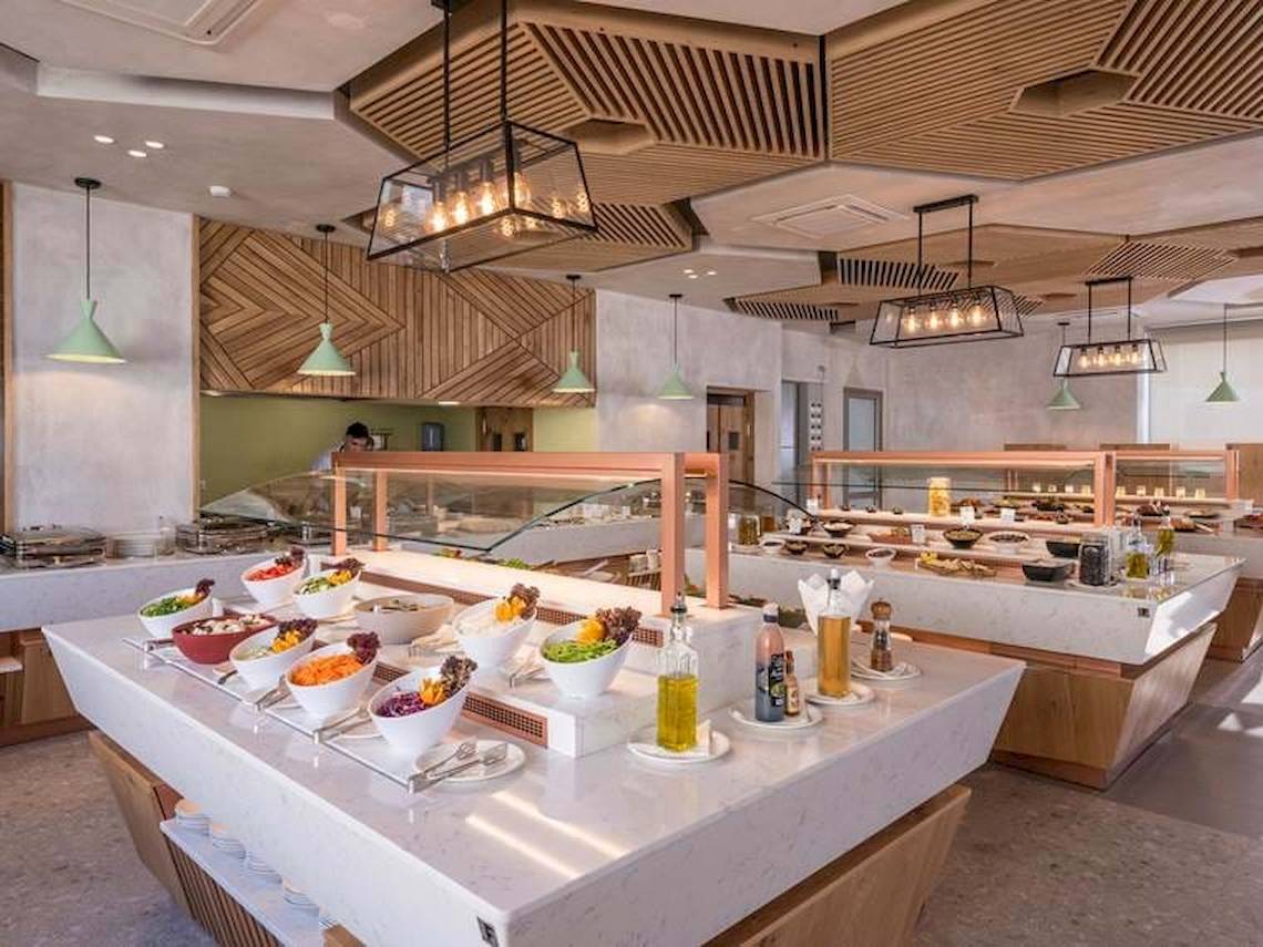 Buffetbereich im Hotel Cactus Mare mit verschiedenen Speisen und Salaten auf einer weißen Marmortheke.