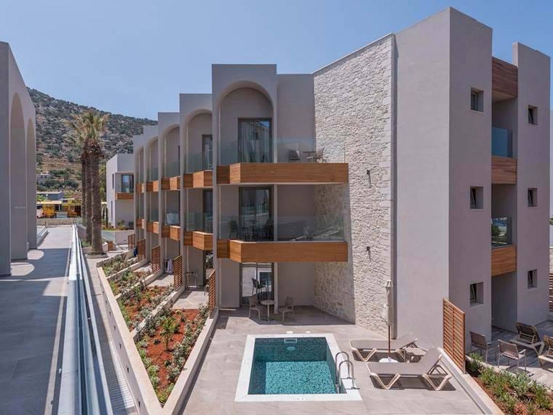 Außenansicht des Cactus Mare Hotels mit Swimmingpool, Loungestühlen und Pflanzen.