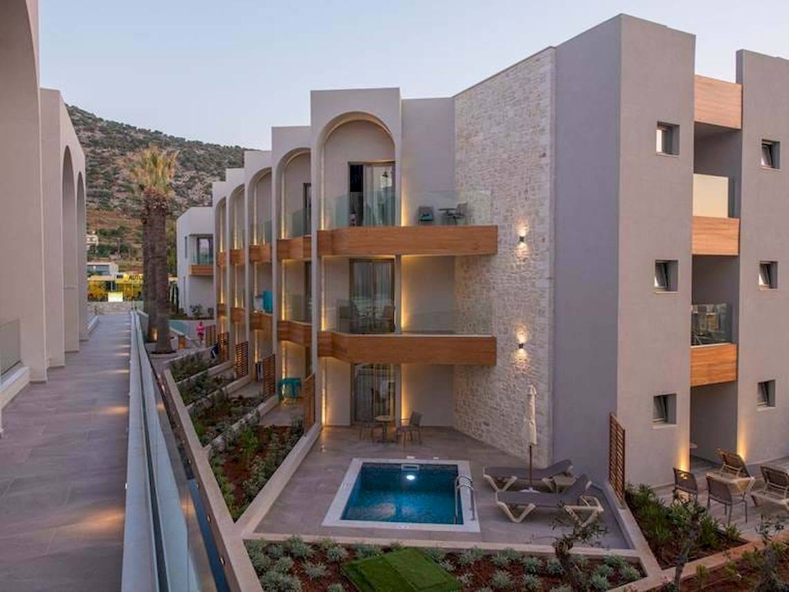 Außenbereich des Cactus Mare Hotels mit Swimmingpool und Sonnenliegen.