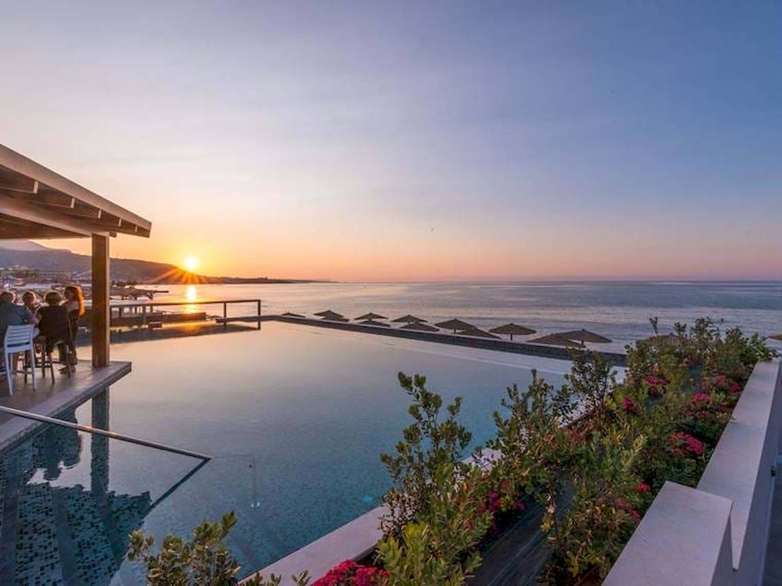 Cactus Mare Hotel Pool Terrasse mit Blick auf den Sonnenuntergang am Meer