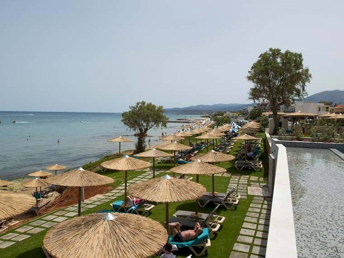 Strand mit vielen Sonnenschirmen und Liegen im Cactus Mare Hotel