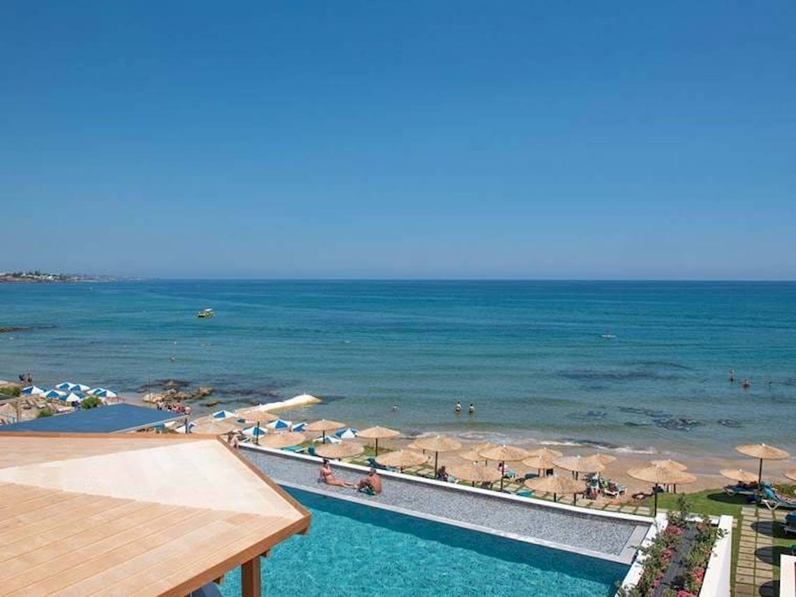 Pool-Bereich des Cactus Mare Hotels mit Blick auf das Meer und Sonnenschirme.