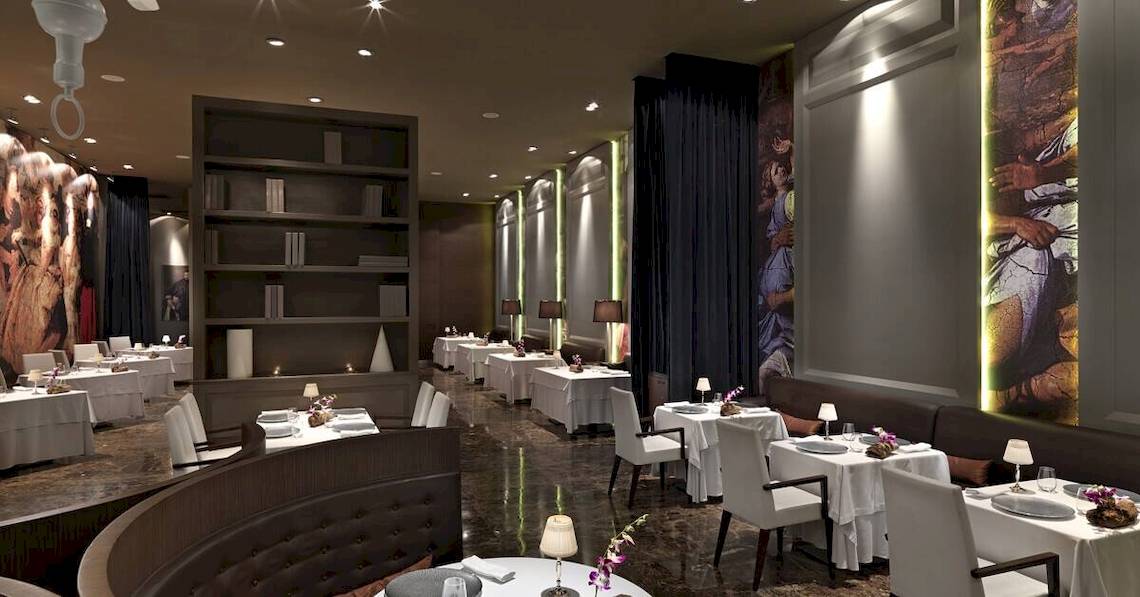 Innenansicht des Restaurants im Hotel Paradisus Playa del Carmen mit modernem Design und stilvollen Möbeln.