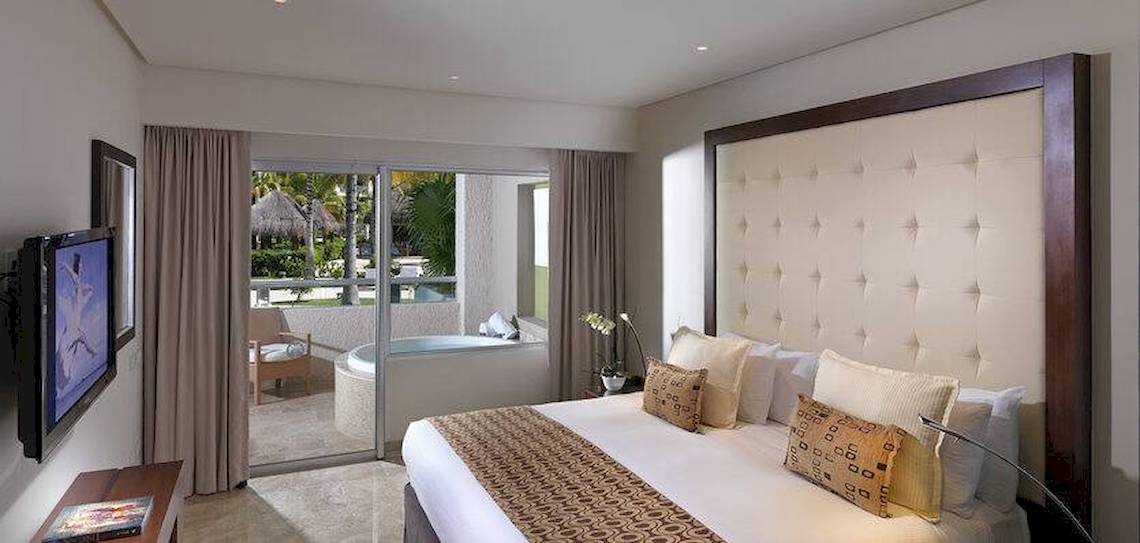 Hotelzimmer im Paradisus Playa del Carmen mit Badewanne und Fernseher.