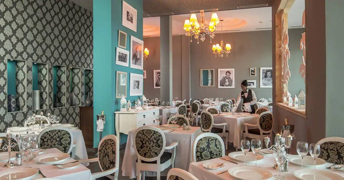 Innenansicht des Restaurants im Melia Marina Varadero Hotel mit gedeckten Tischen, Stühlen und Dekoration.
