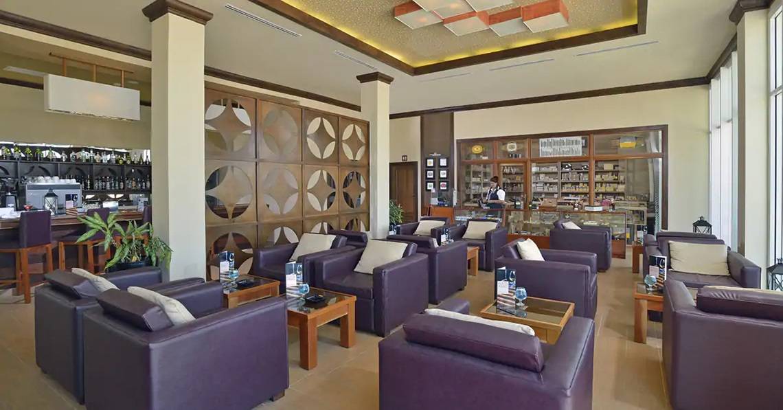 Innenansicht des Loungebereichs im Melia Marina Varadero Hotel mit Möbeln und Einrichtung.