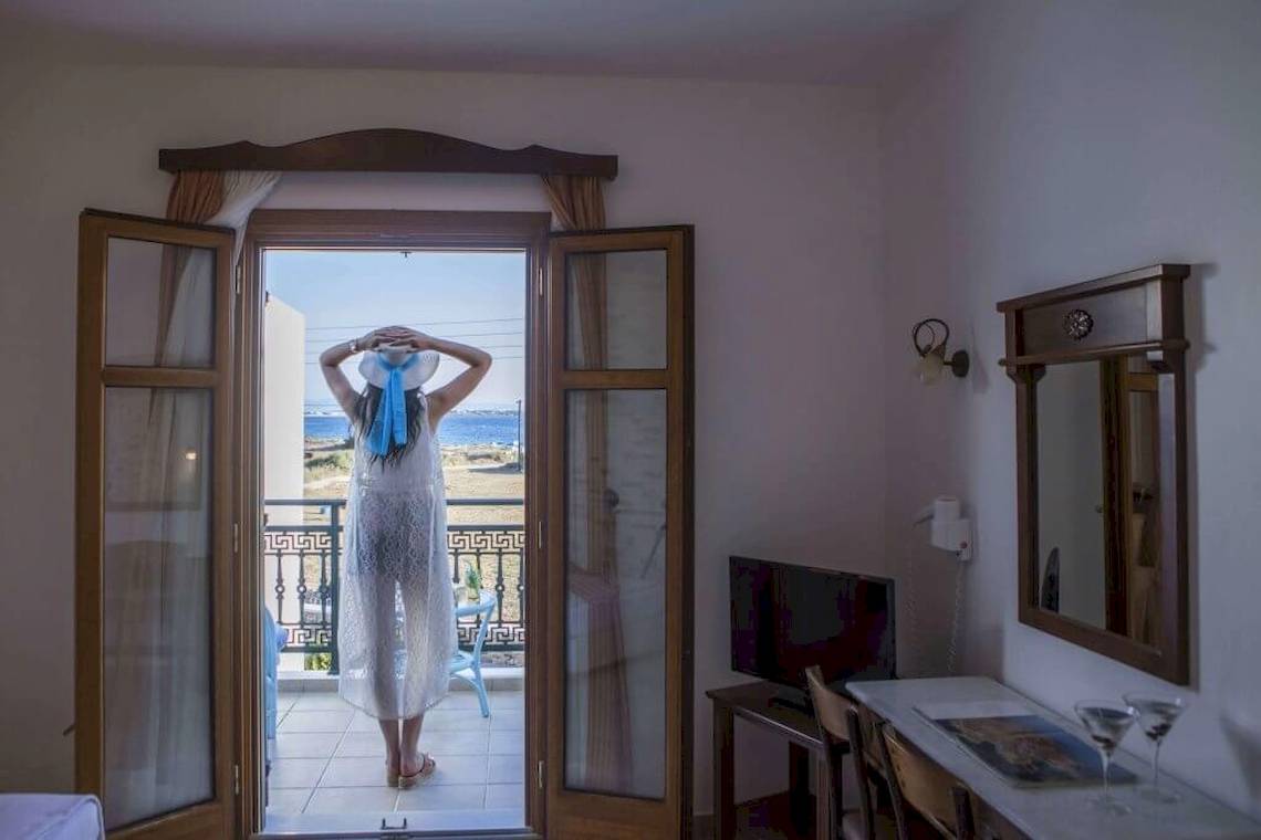 Zimmer mit Balkon im Plaza Beach Hotel mit Blick auf das Meer.