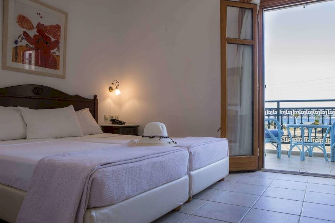 Doppelzimmer mit Balkon im Plaza Beach Hotel mit Blick auf die Terrasse und das Meer.