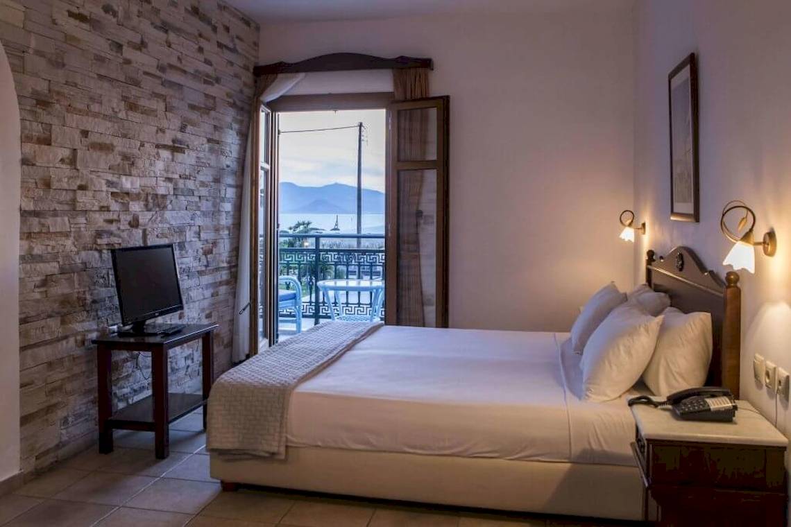 Hotelzimmer im Plaza Beach mit Blick auf die Berge und das Meer