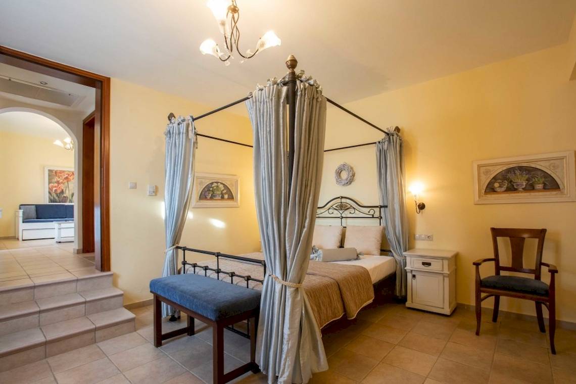 Schlafzimmer mit Baldachin-Bett im Plaza Beach Hotel.