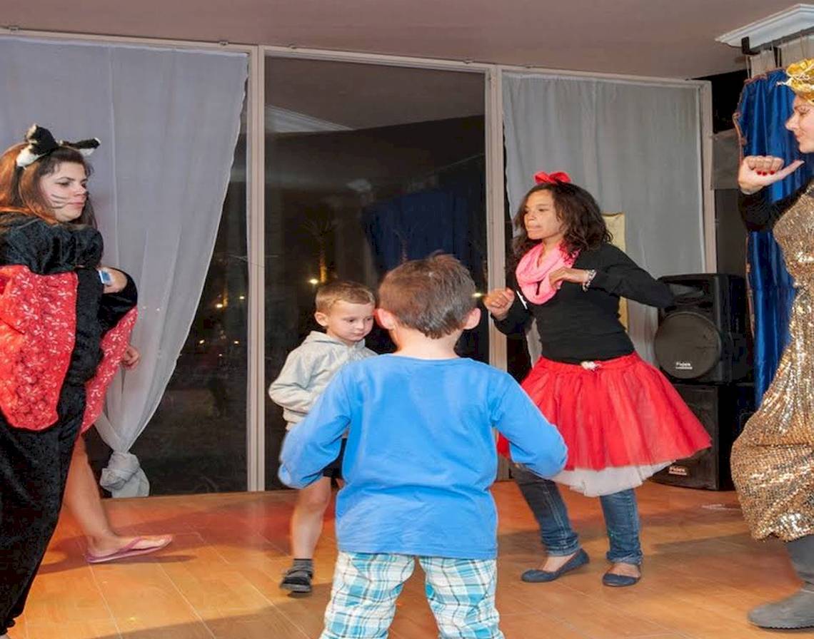 Kinder in Kostümen tanzen im Hotel Sea Star Beau Rivage.