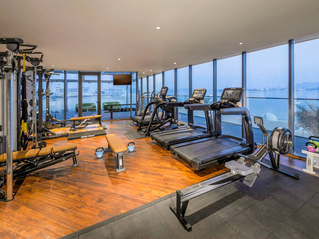 Fitnessstudio im Retreat Palm Dubai MGallery by Sofitel mit Blick auf das Meer.