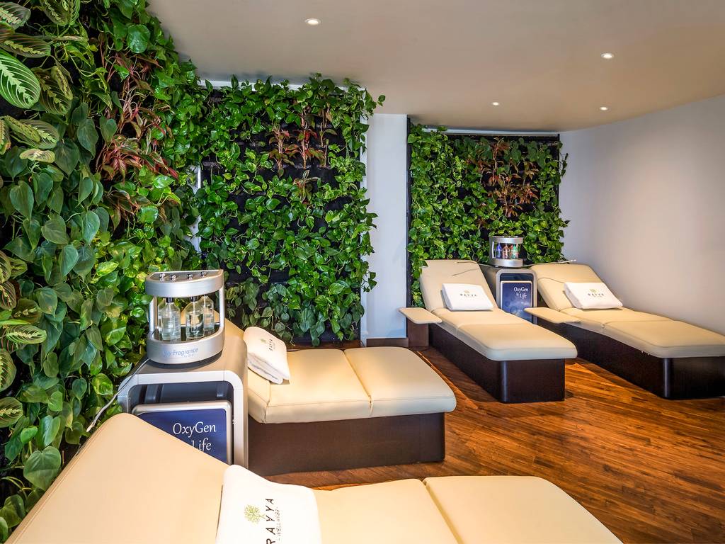 Wellness-Bereich im Retreat Palm Dubai MGallery by Sofitel mit Pflanzenwänden und Liegen.