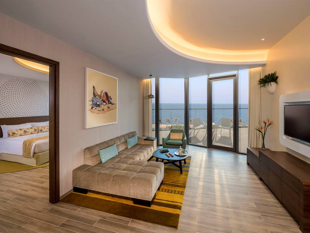 Innenansicht einer Suite im Retreat Palm Dubai MGallery mit Blick auf das Meer.