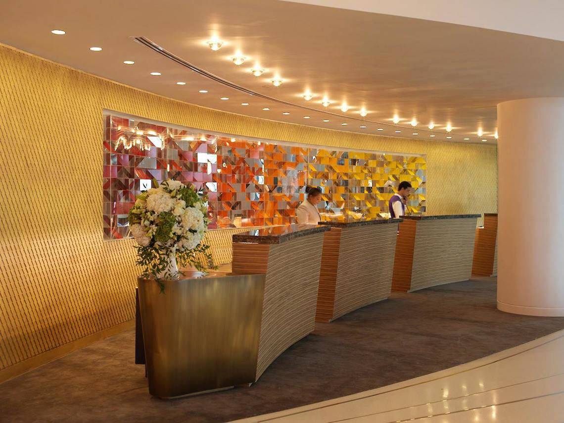 Lobby im W Abu Dhabi - Yas Island Hotel mit Rezeption und bunten Wänden.