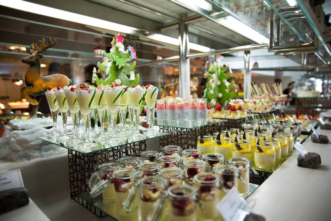 Weihnachtliche Buffet im W Abu Dhabi Hotel mit verschiedenen Desserts und Weihnachtsdekorationen.