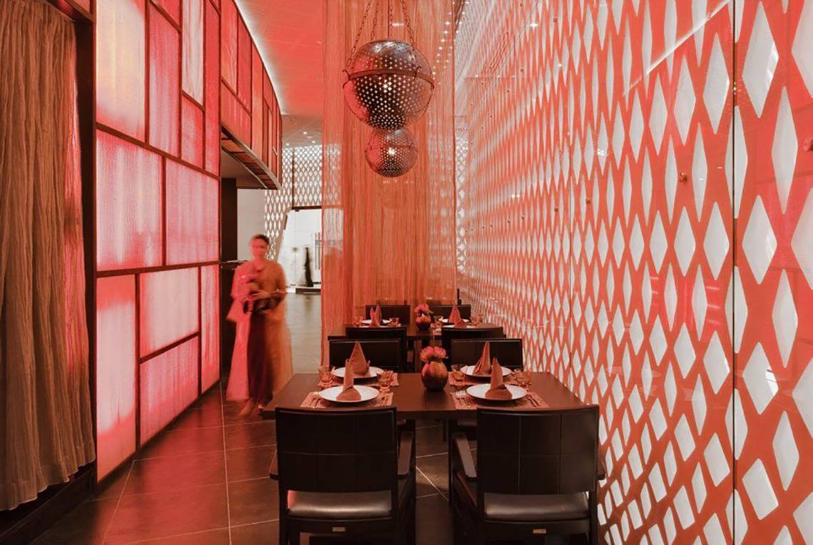 Innenbereich des W Abu Dhabi - Yas Island Hotel mit roten Wänden und geometrischem Muster.