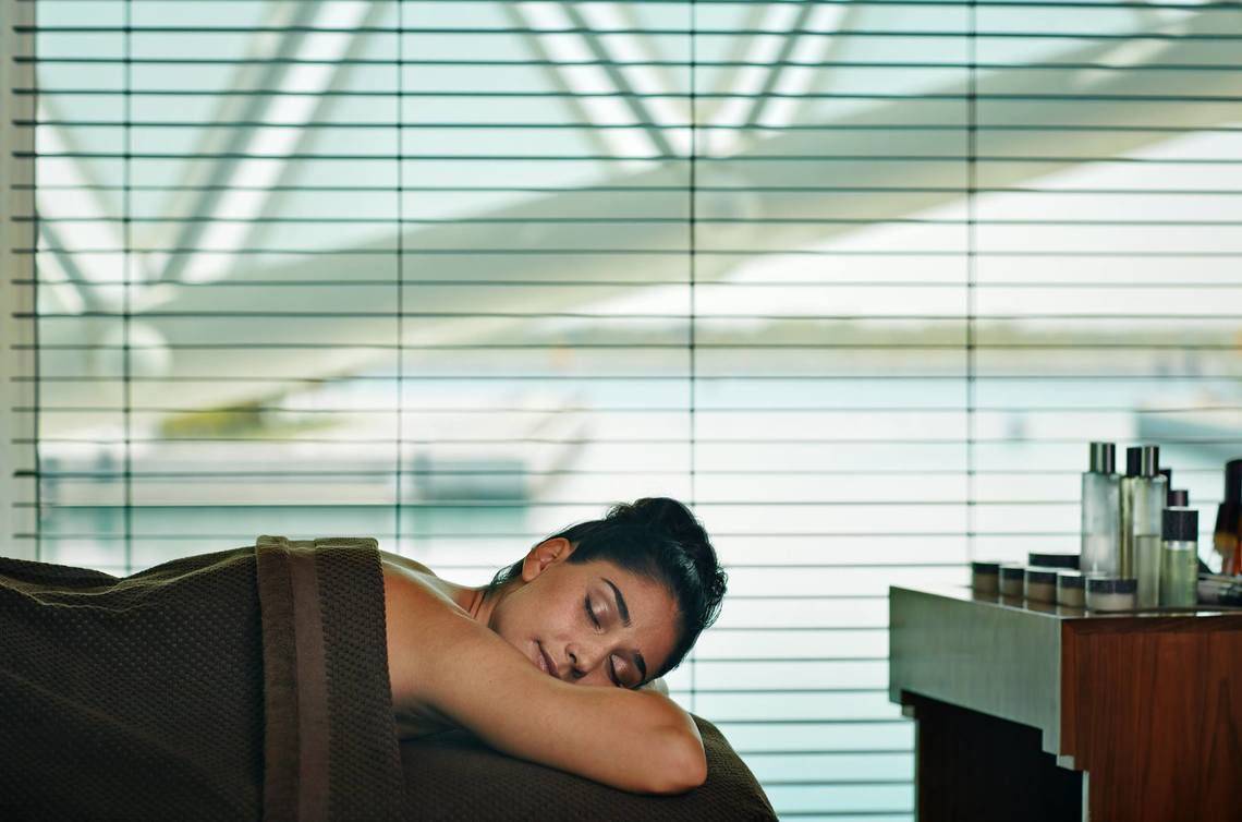 Eine Frau im Hotel W Abu Dhabi entspannt sich auf einer Massageliege.