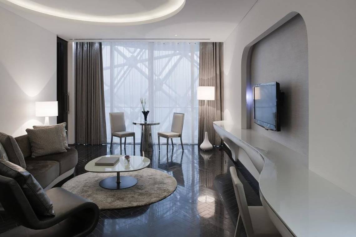 Wohnzimmer im W Abu Dhabi - Yas Island mit modernem Design, grauen Möbeln und hellem Ambiente.