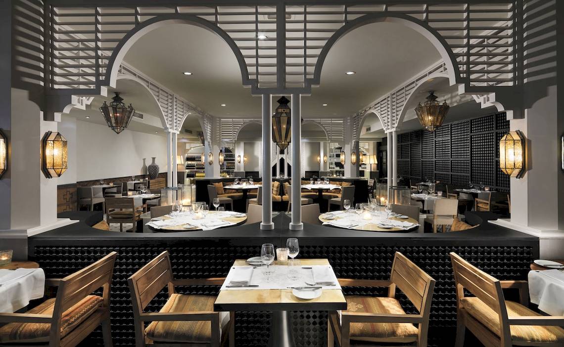 Innenansicht des Restaurants im H10 Timanfaya Palace mit gedeckten Tischen und Stühlen.