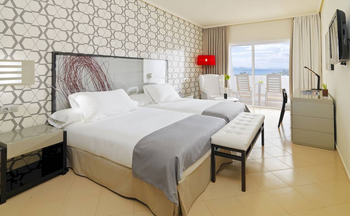 Doppelzimmer im H10 Timanfaya Palace mit Meerblick, zwei Betten, modernem Design und Balkon.