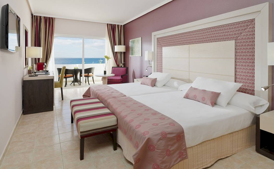 Doppelbettzimmer im H10 Timanfaya Palace Hotel mit Meerblick.