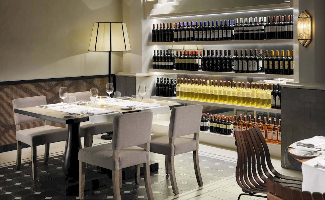 Restauranttisch im H10 Timanfaya Palace mit Flaschen an der Wand