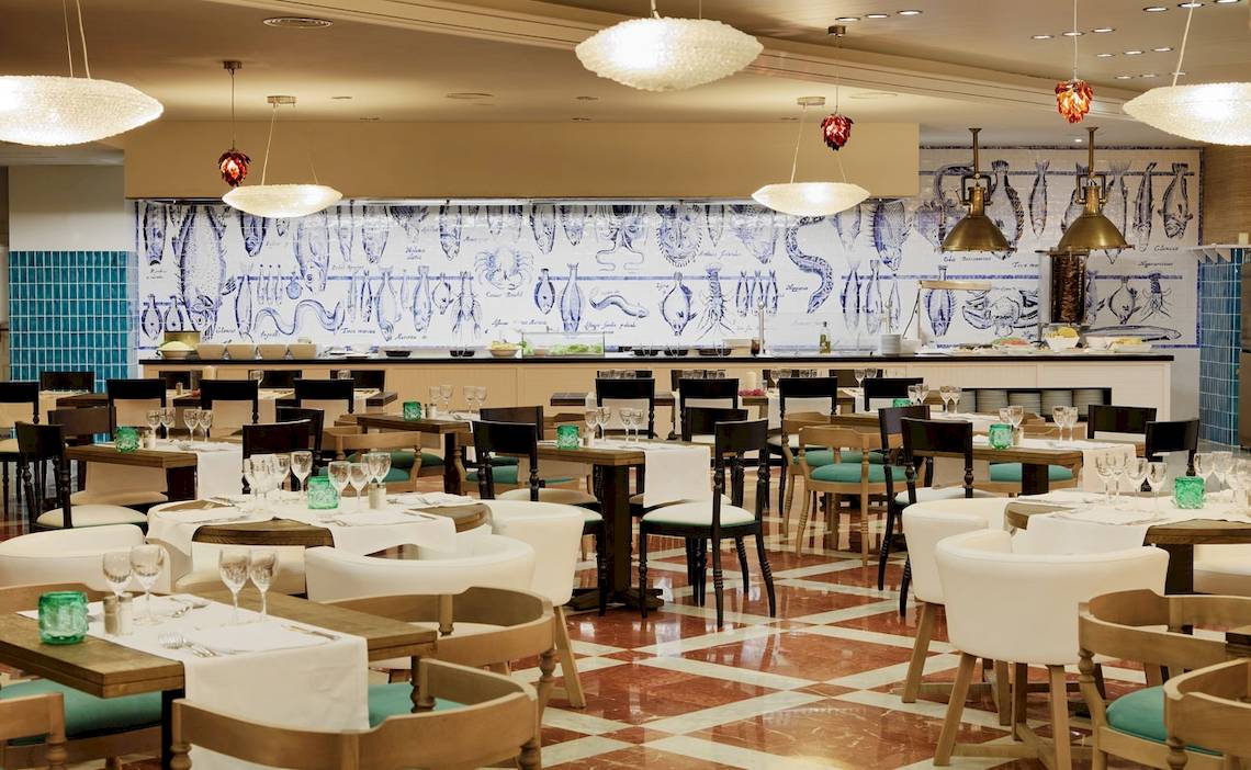 Innenbereich des Restaurants im H10 Timanfaya Palace Hotel mit blau-weißem Wandbild.