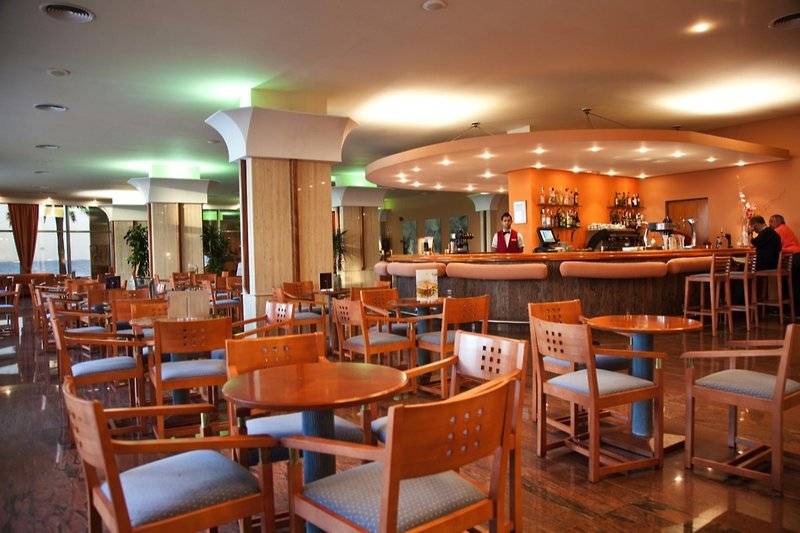 Innenansicht der Bar im Hotel Ibiza Twins mit Theke und Sitzgelegenheiten.