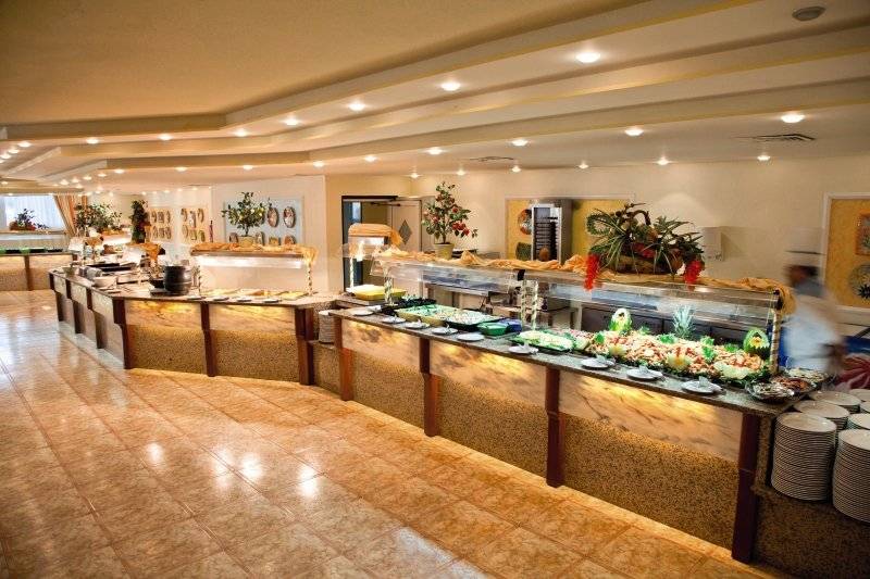 Buffet im Speisesaal des Ibiza Twins Hotels mit verschiedenen Speisen und Dekoration.
