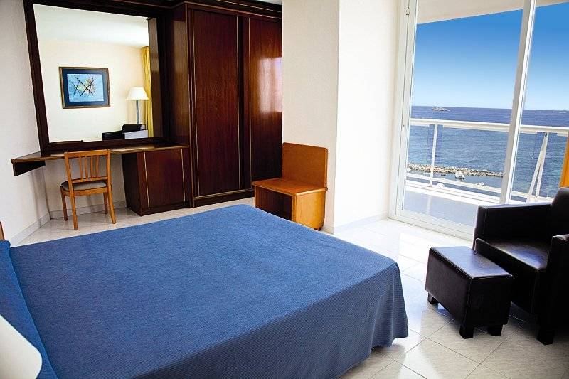 Hotelzimmer mit Meerblick im Ibiza Twins mit Bett, Schreibtisch und Balkon